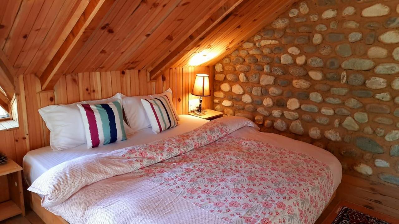 Ishan Log Huts-A Boutique Home Stay Banjar ภายนอก รูปภาพ