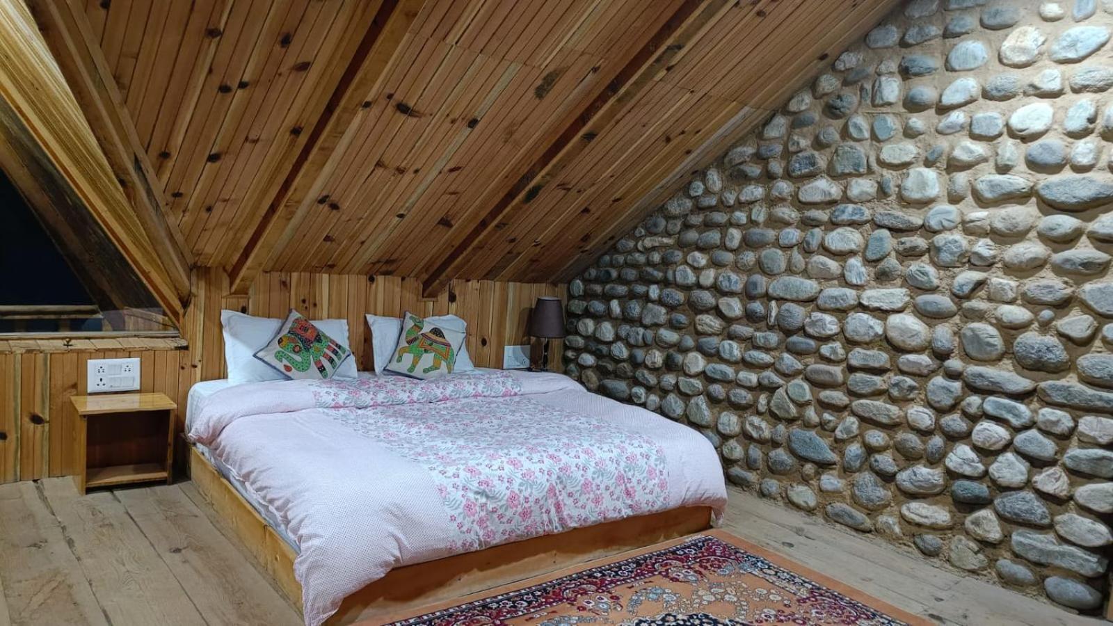 Ishan Log Huts-A Boutique Home Stay Banjar ภายนอก รูปภาพ