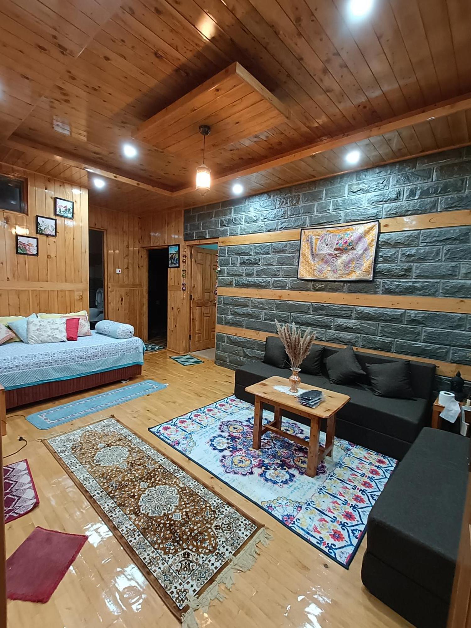 Ishan Log Huts-A Boutique Home Stay Banjar ภายนอก รูปภาพ