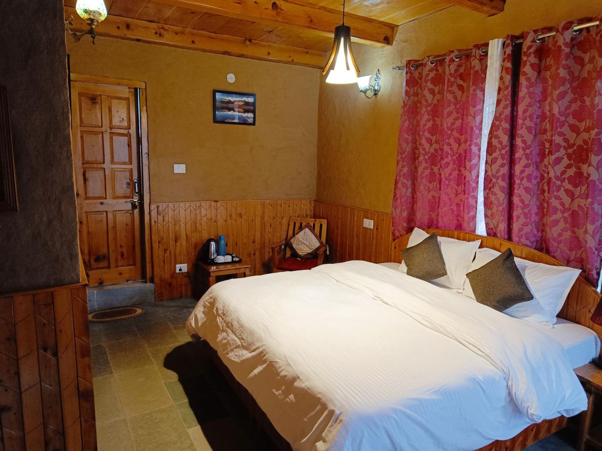 Ishan Log Huts-A Boutique Home Stay Banjar ภายนอก รูปภาพ